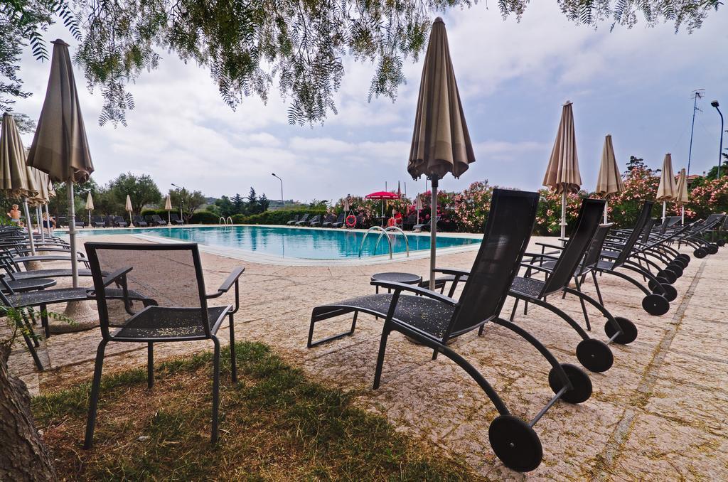 Castellaro Golf Resort Exterior foto